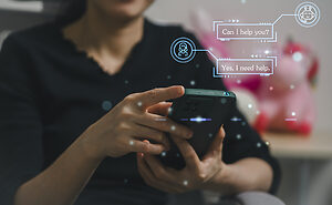 Person eröffnet mit künstlicher Intelligenz ein Chatfenster am Smartphone