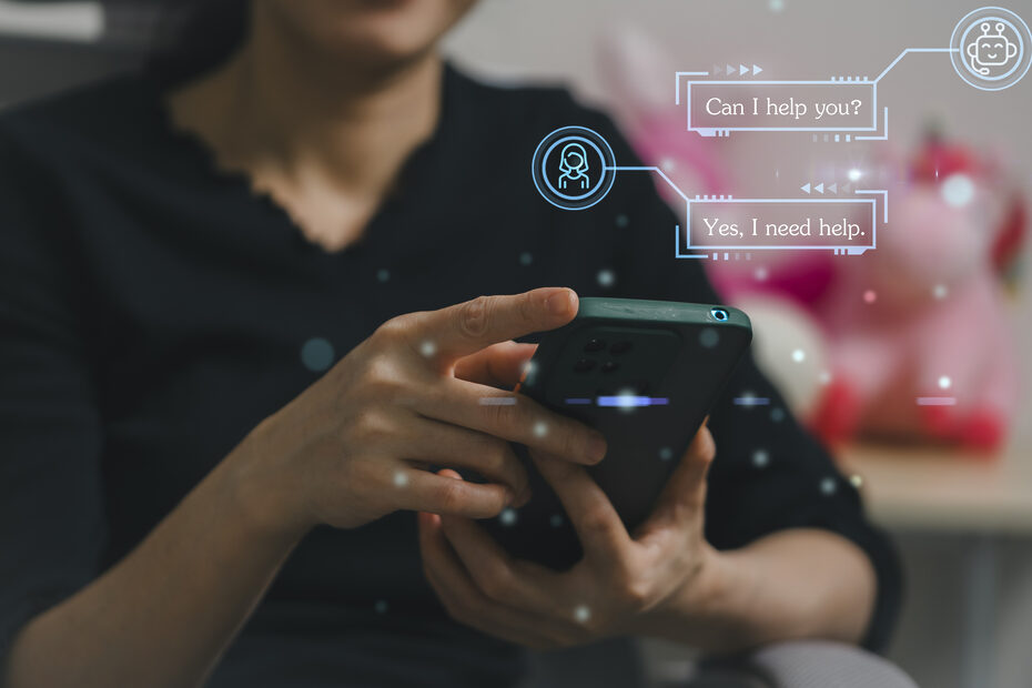 Person eröffnet mit künstlicher Intelligenz ein Chatfenster am Smartphone