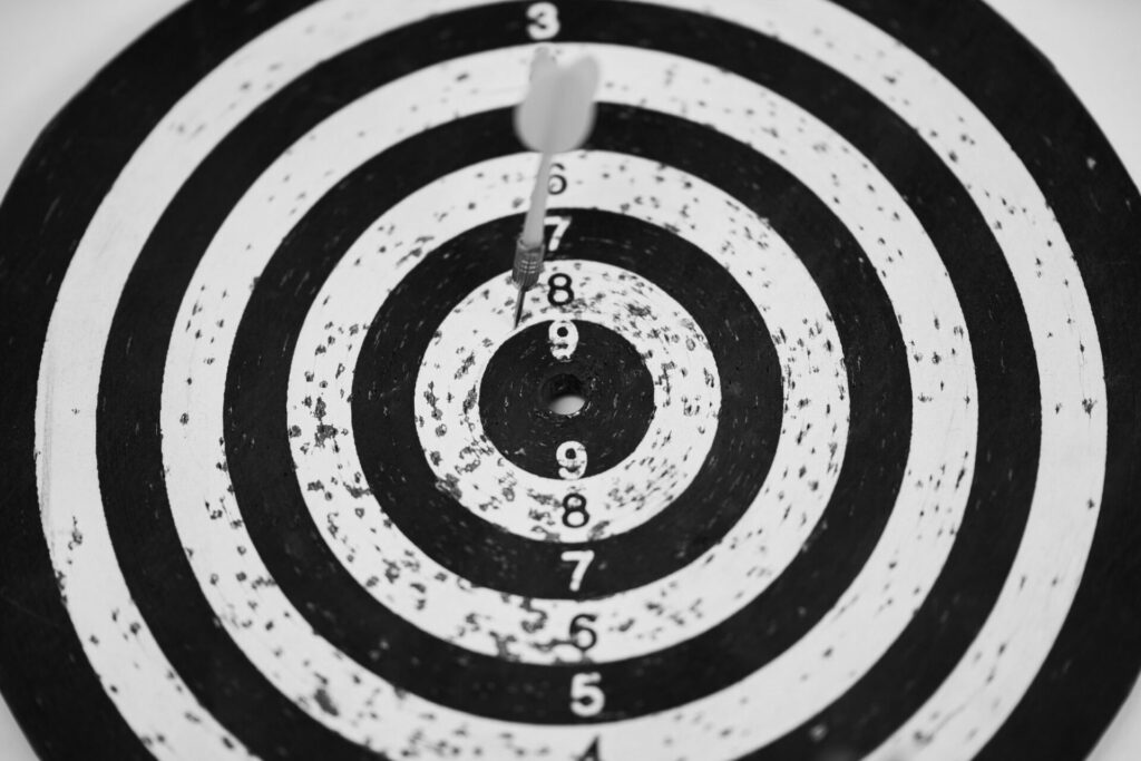 Ein Dartboard mit Dartpfeil als Symbolbild für SEO-Score