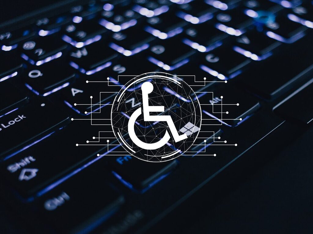 Eine Tastatur im Hintergrund und im Vordergrund ein Rollstuhlfahrer Piktogramm