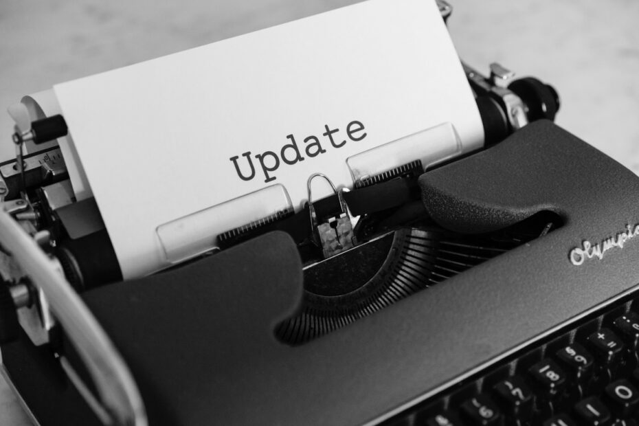 Das Wort Update auf einem Blatt Papier in einer Schreibmaschine
